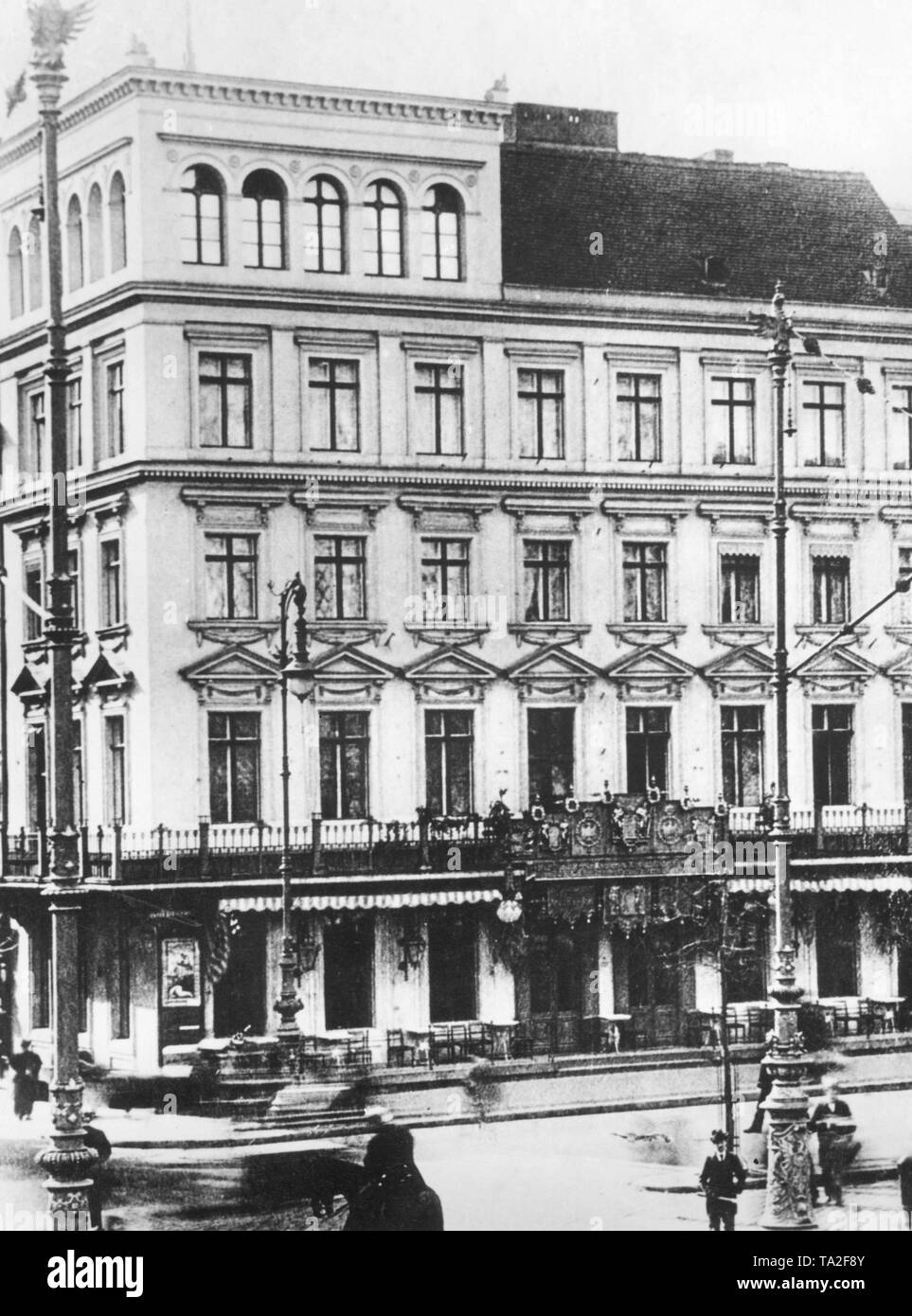 Il primo Café Kranzler a Berlino è stato aperto nel 1825 da Johann Georg Kranzler come una piccola pasticceria in strada "Unter den Linden" nel distretto Mitte di Berlino. Nel 1932 aprì il secondo ramo dell'ex Café des Westens sotto il nome di 'Restaurant und Konditorei Kranzler' in la Joachimstaler Strasse (oggi Joachimsthaler Strasse) nel quartiere Charlottenburg. Entrambi gli edifici sono stati distrutti durante i raid aerei negli anni 1944 e 1945. Foto Stock
