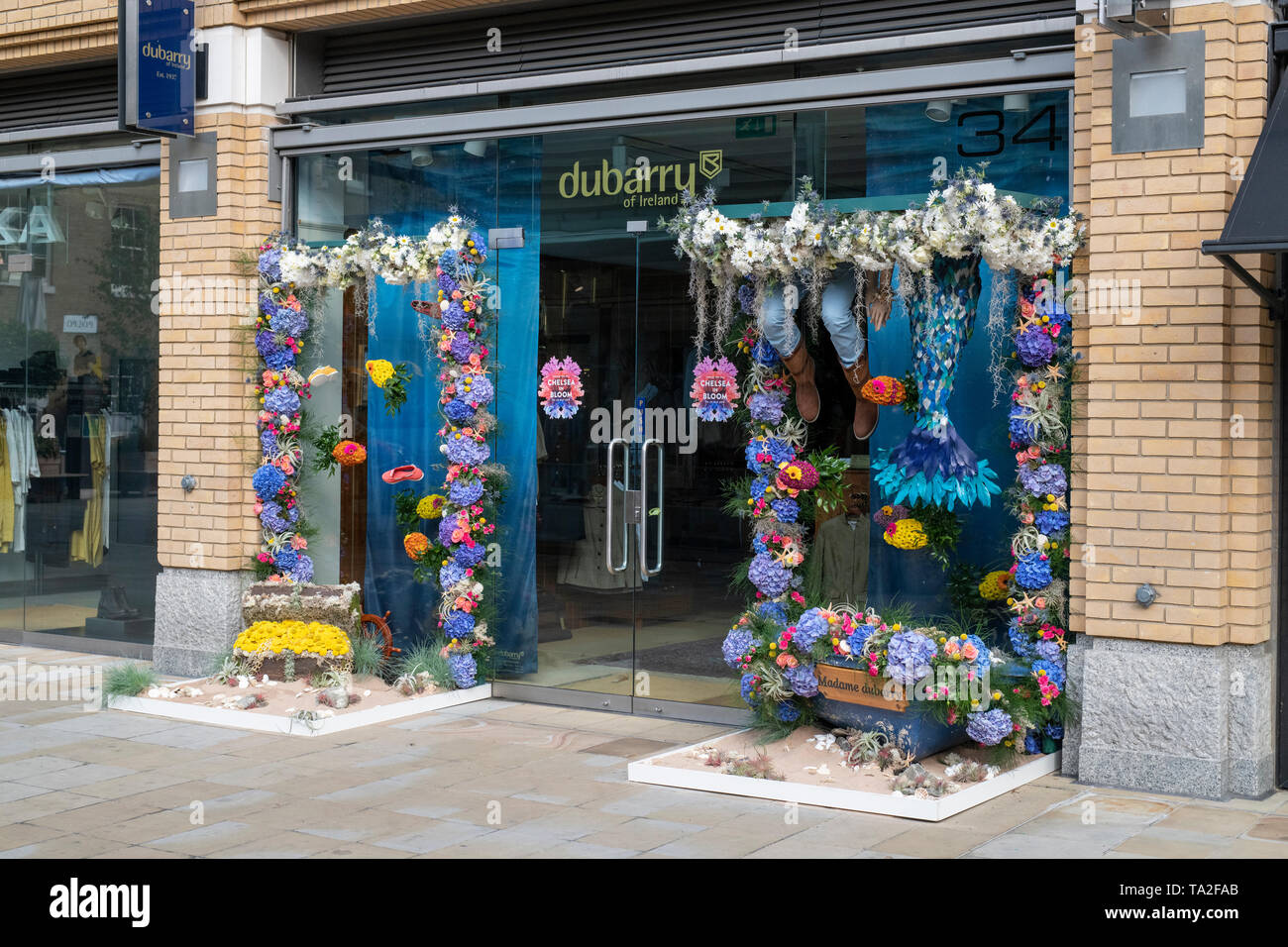 Sotto il mare floral display Dubarry al di fuori dell'Irlanda shop in Duke of York quadrata per il Chelsea in Fiore 2019. A Chelsea, Londra, Inghilterra Foto Stock