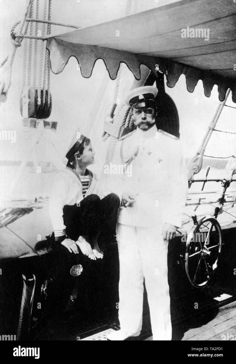 Lo Zar Nicola II di Russia in uniforme militare con il suo figlio ed erede apparenti Alexei sullo yacht imperiale. Alexei indossa una tuta del marinaio. Foto Stock