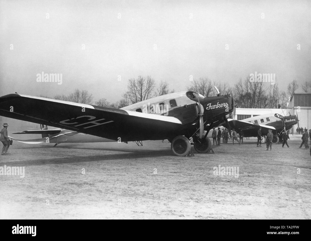 Il governo nazionale terre con due Junkers G23 aerei al Oberwiesenfeld di Monaco di Baviera aeroporto. Foto Stock