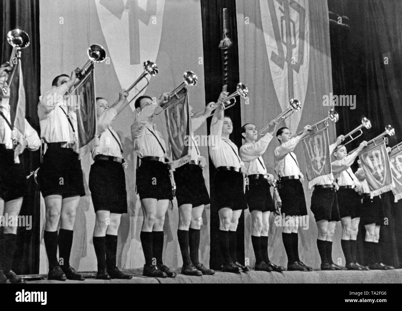 Ragazzi giocare le fanfare in Karlsbad (oggi Karlovy Vary). In corrispondenza di un evento di festa dei Sudeti partito tedesco, i capitoli hanno marciato nella grande sala del Schuetzensaal. Foto Stock