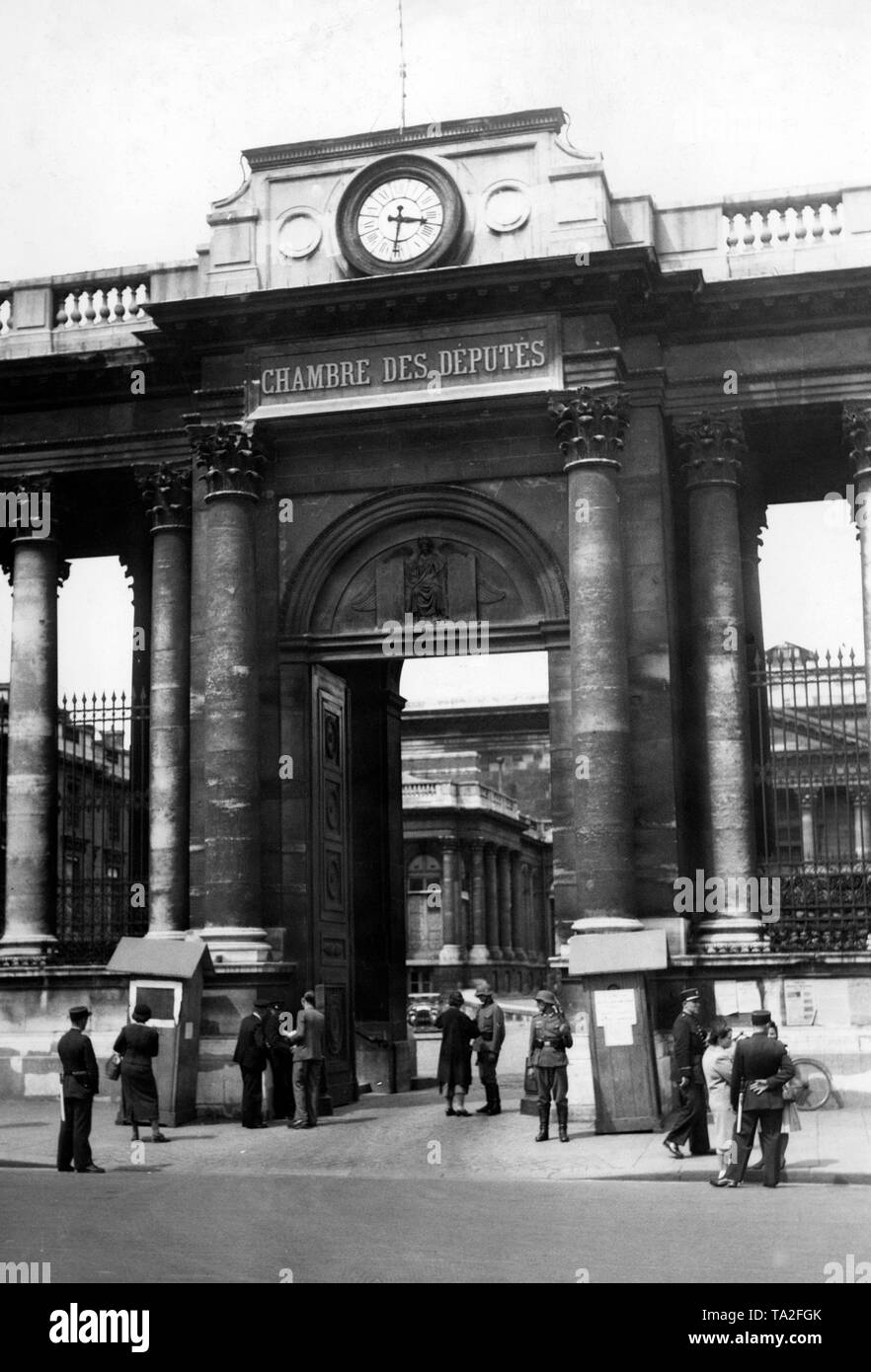 Cancello di ingresso del Palais Bourbon in Rue Universite. I soldati tedeschi guardia presso il gate di controllo ed i partecipanti. Foto Stock