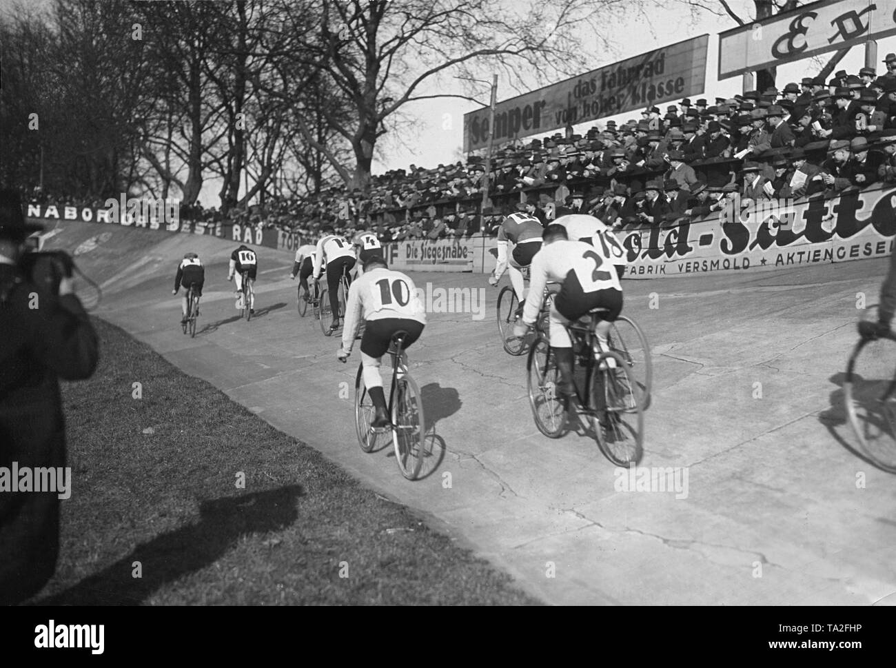 La stagione di corse di 1928 è aperto presso il velodromo a Treptow, a Berlino il 21 marzo. Foto Stock