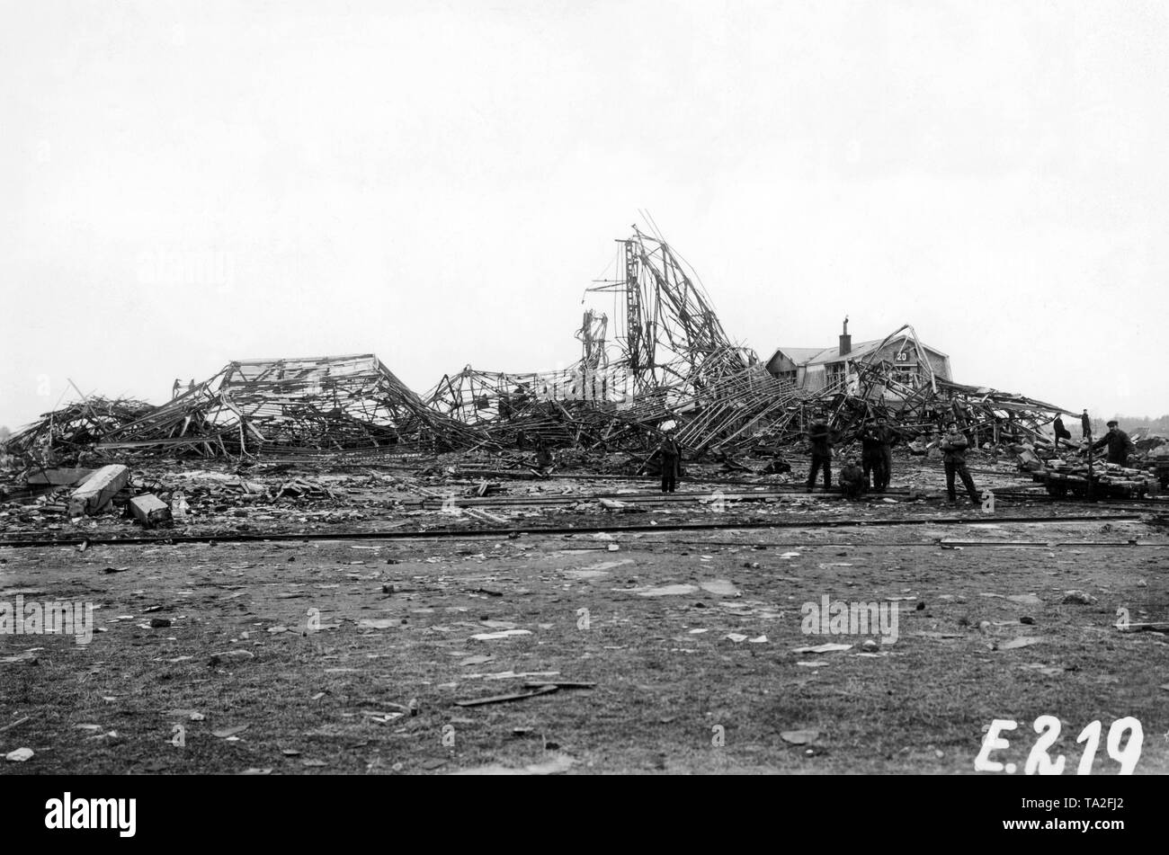 Il Trattato di Versailles ha ordinato la distruzione della tedesca Air Force. La costruzione degli aerei è stato inoltre vietato, in modo hangar e gli aerei sono stati tutti smantellati .Da questa sala solo lo scheletro di acciaio sono rimaste prive di data (foto). Foto Stock