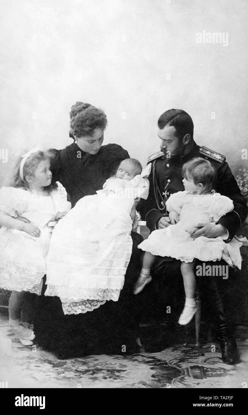 Foto di famiglia del Romanovs. Da sinistra: Olga, Tsarina Alexandra Feodorovna con Maria nelle sue braccia, lo Zar Nicola II di Russia con Tatiana sul suo grembo. Foto Stock