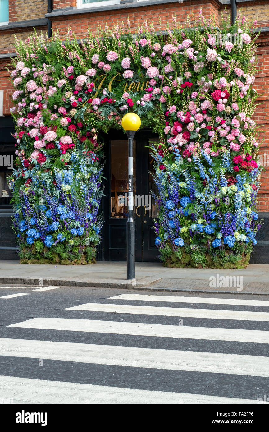 J Crew negozio di abbigliamento display floreale in Sloane Square per il Chelsea in Fiore 2019. A Chelsea, Londra, Inghilterra Foto Stock