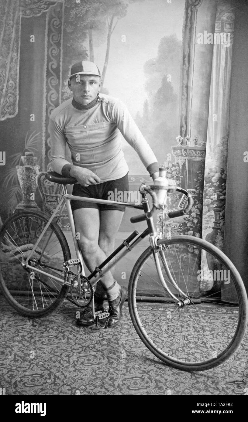 Un ciclista è in posa per una foto con il suo ciclo di racing. Foto Stock