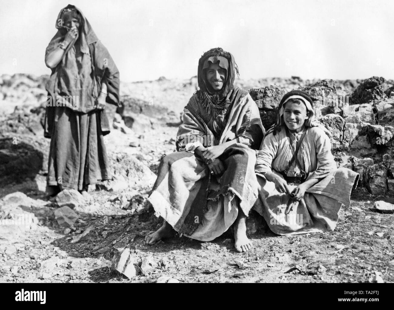 Tre membri di una tribù nomadi tribù beduina nel deserto della Giudea oggi in Israele. Foto Stock