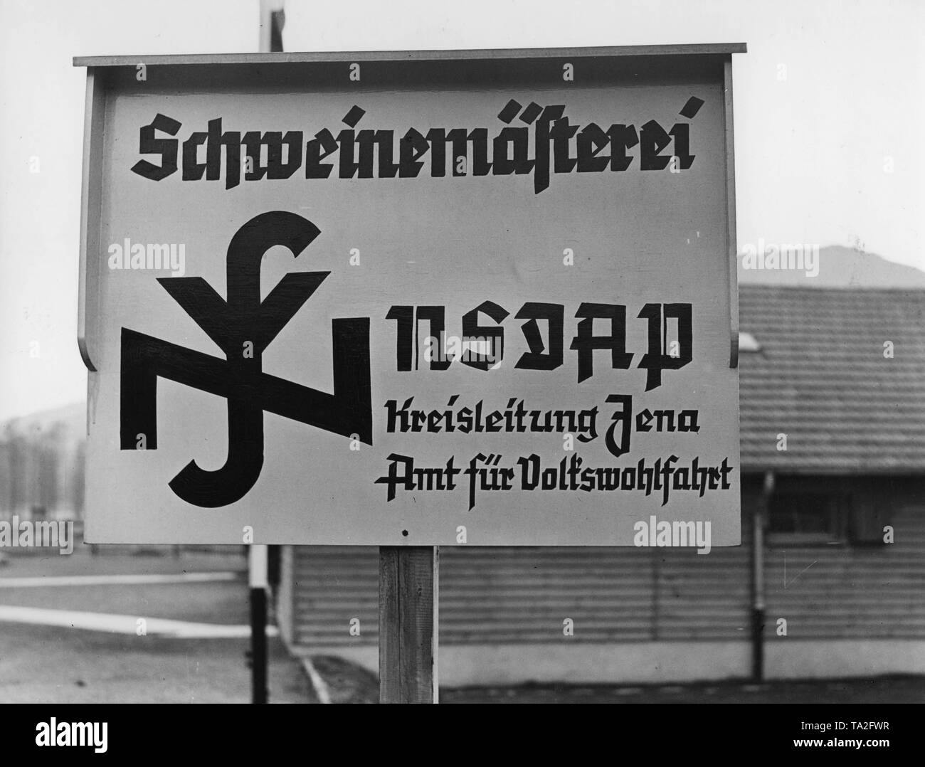 Il Benessere Ufficio del NSDAP in Jena correva un allevamento di suini per la Ernaehrungshilfswerk ( Nutrizione campagna di rilievo) della NSV. Qui, il cartello al cancello di ingresso della fattoria. Foto Stock