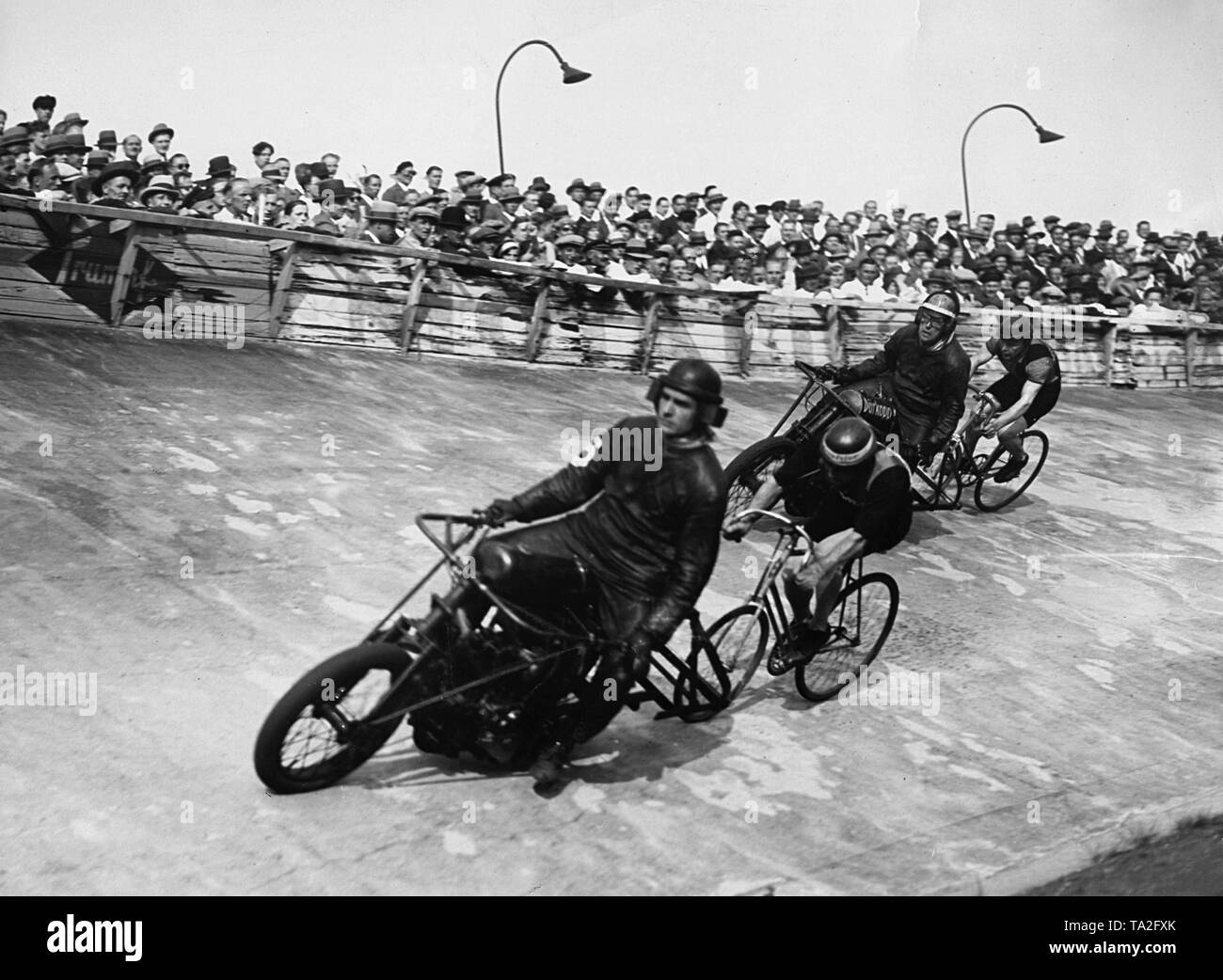 Due vie di corsa per i ciclisti con il loro stimolatori motorizzato sul Olympiabahn presso il "Goldenes Rad" di Berlino. Foto Stock