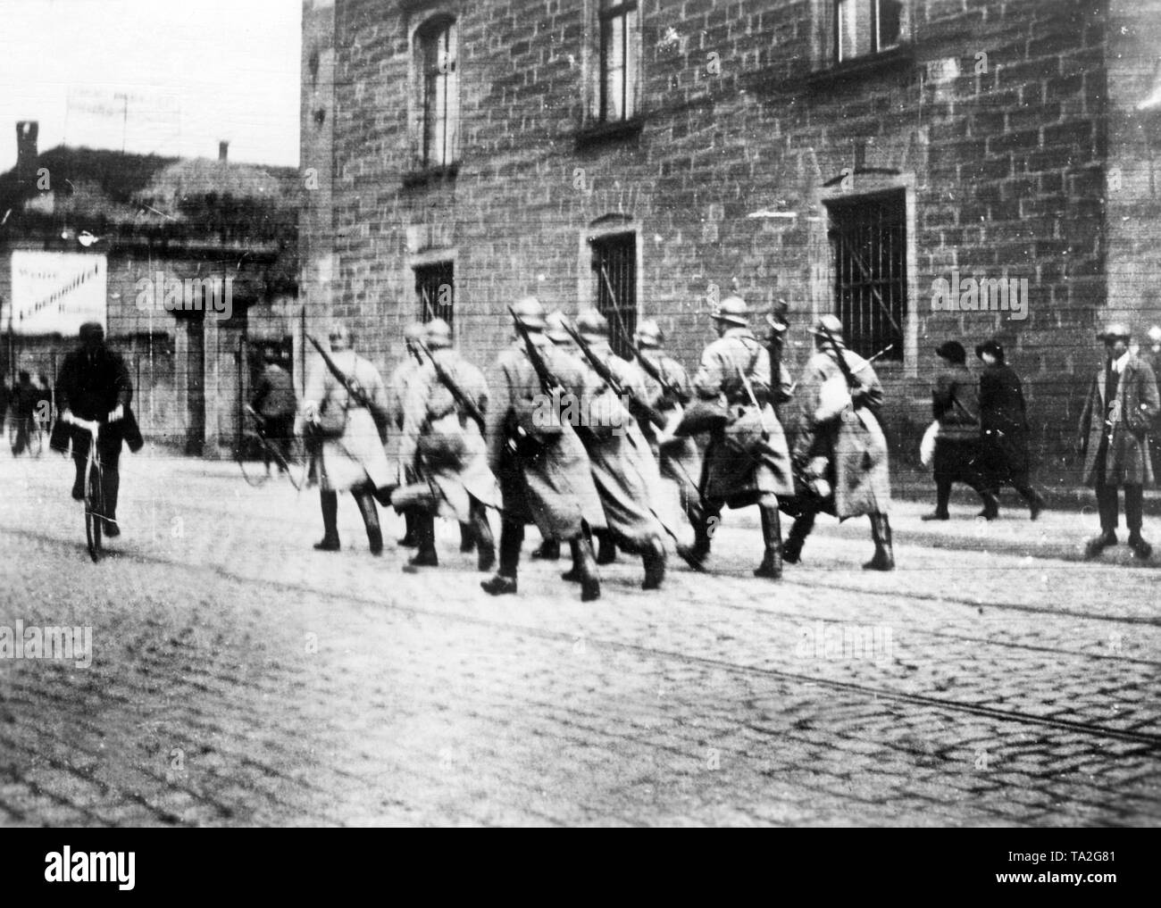 Nel 1927 gli ultimi soldati francesi a sinistra Saarlouis. Essi marzo al di fuori della città con i loro fucili legato sulle loro spalle. Foto Stock