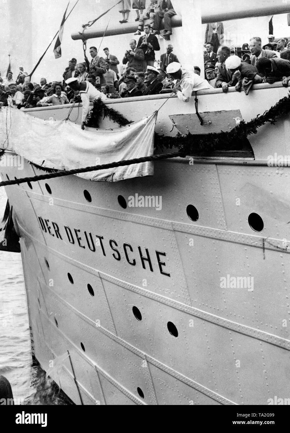 La nuova etichetta del nome del passeggero sistema di cottura a vapore "Sierra Morena' del Nord tedesco Lloyd viene svelata. Di passeggeri che la nave è ora chiamato 'Der Deutsche' sulla fine dell'organizzazione nazista "Kraft durch Freude". Foto Stock