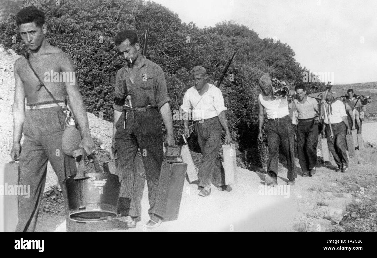 Foto di combattenti repubblicano, che portano munizioni e armi per la parte anteriore al loro arrivo nel porto di Porto Cristo a Maiorca il 22 agosto 1936. Foto Stock