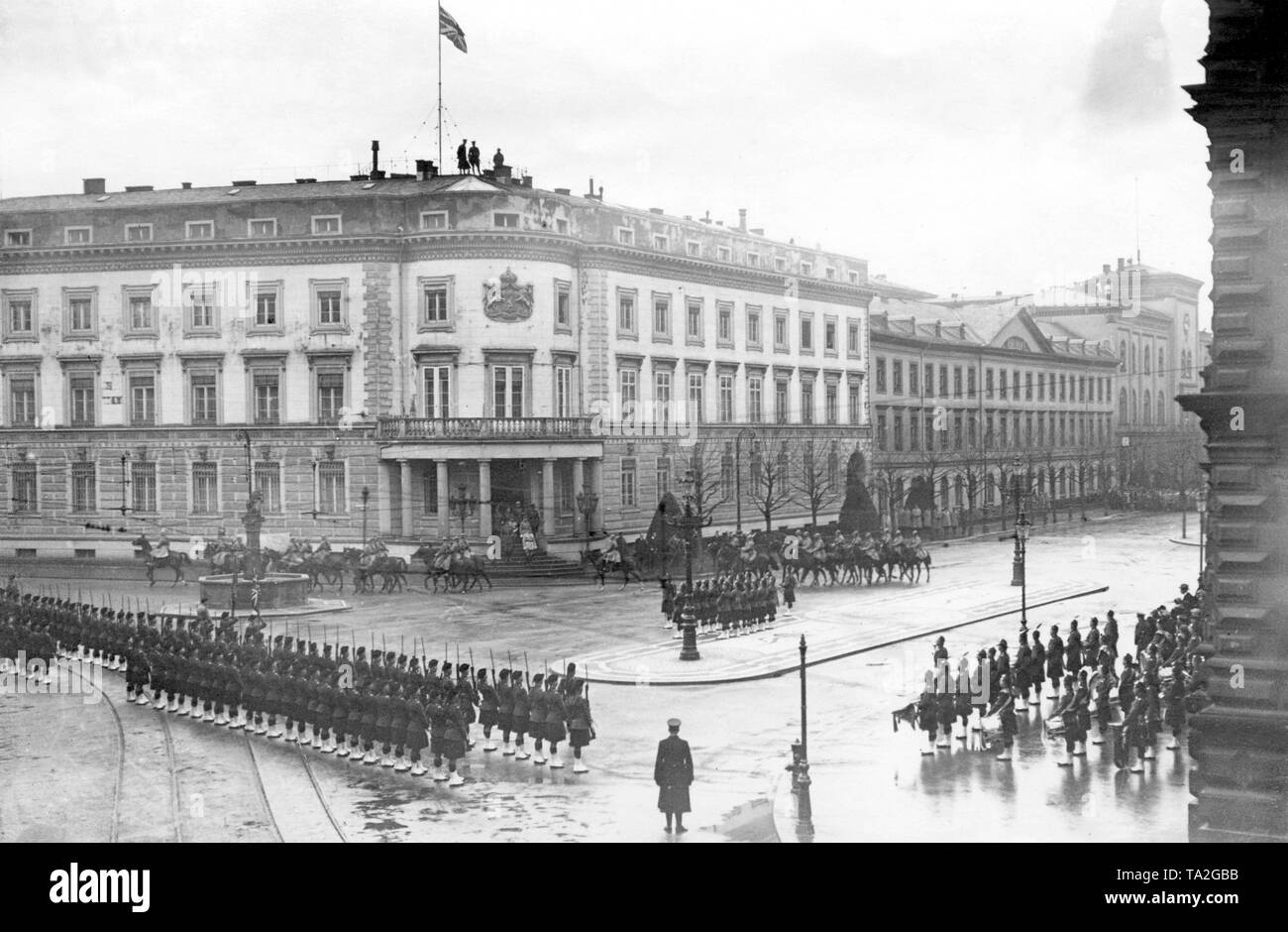 I soldati del scozzese e britannica eserciti di occupazione ha assunto il governo di Wiesbaden dopo la partenza del francese. Qui sfilano di fronte al palazzo del governo con una issata bandiera britannica. Foto Stock