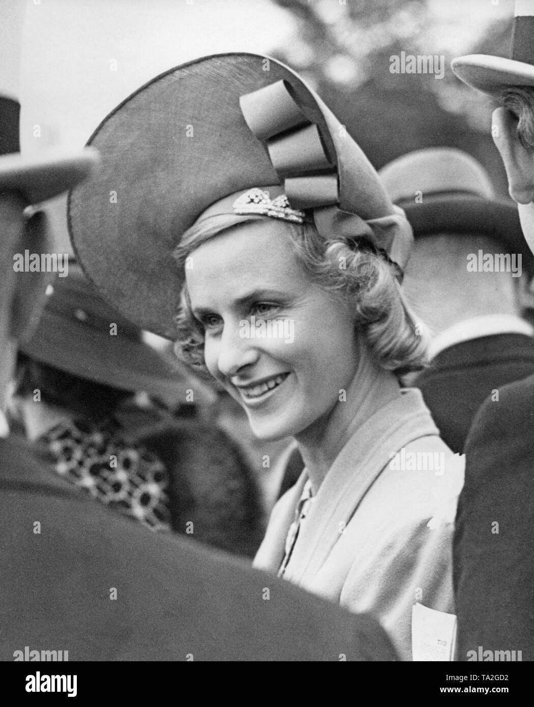 Signora Manton indossa un cappello con un grande, ripiegato orlo e archi presso la "Royal Hunt Cup' in Ascot. Foto Stock