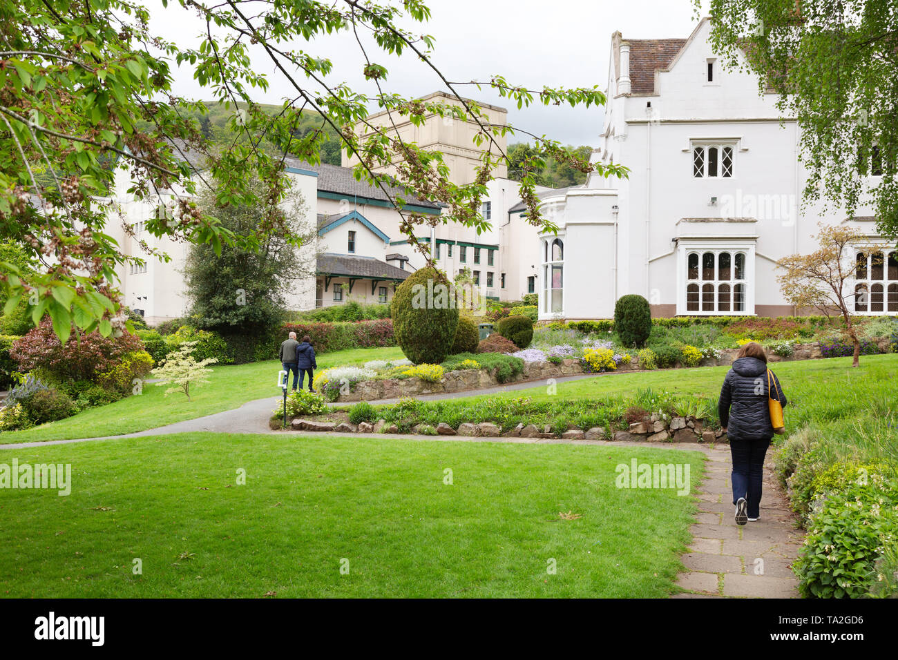 Malvern Worcestershire - persone che camminano in Priory Park, Malvern, Worcestershire REGNO UNITO Foto Stock