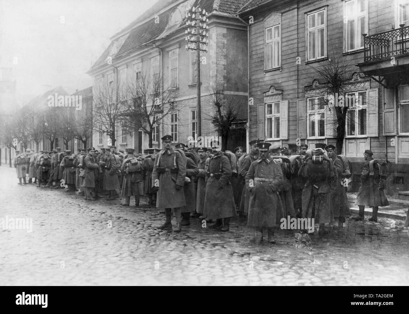 Le truppe di sostituzione dei Freikorps "Divisione di ferro" incontrano nella parte anteriore del comandante della sede di Jelgava durante il Baltico Guerre di Indipendenza. Foto Stock