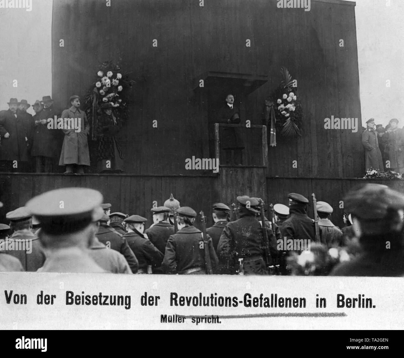 Il presidente del consiglio esecutivo dei lavoratori e dei soldati (Consiglio Vollzugsrat) Richard Mueller dà un discorso ai funerali delle vittime della Rivoluzione di novembre. Foto Stock