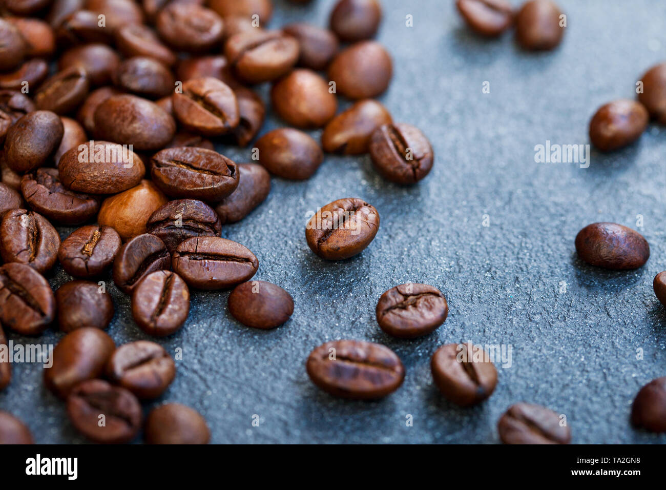 I chicchi di caffè su grigio ardesia sfondo. Vista dall'alto. Copia dello spazio. Foto Stock
