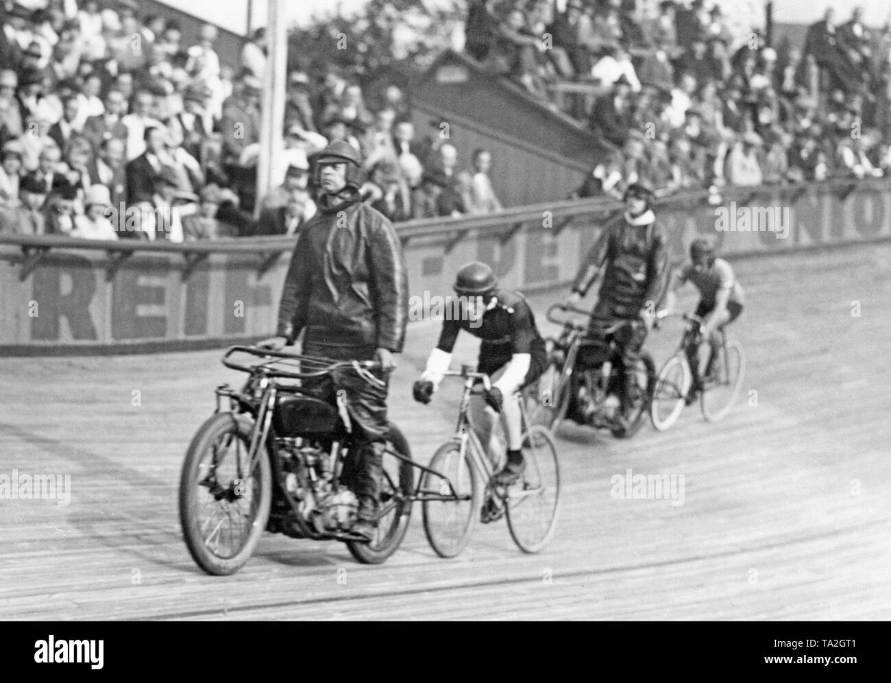 Due vie di corsa per i ciclisti dietro di loro pacers a un motore a ritmo gara in Ruett Arena. Foto Stock