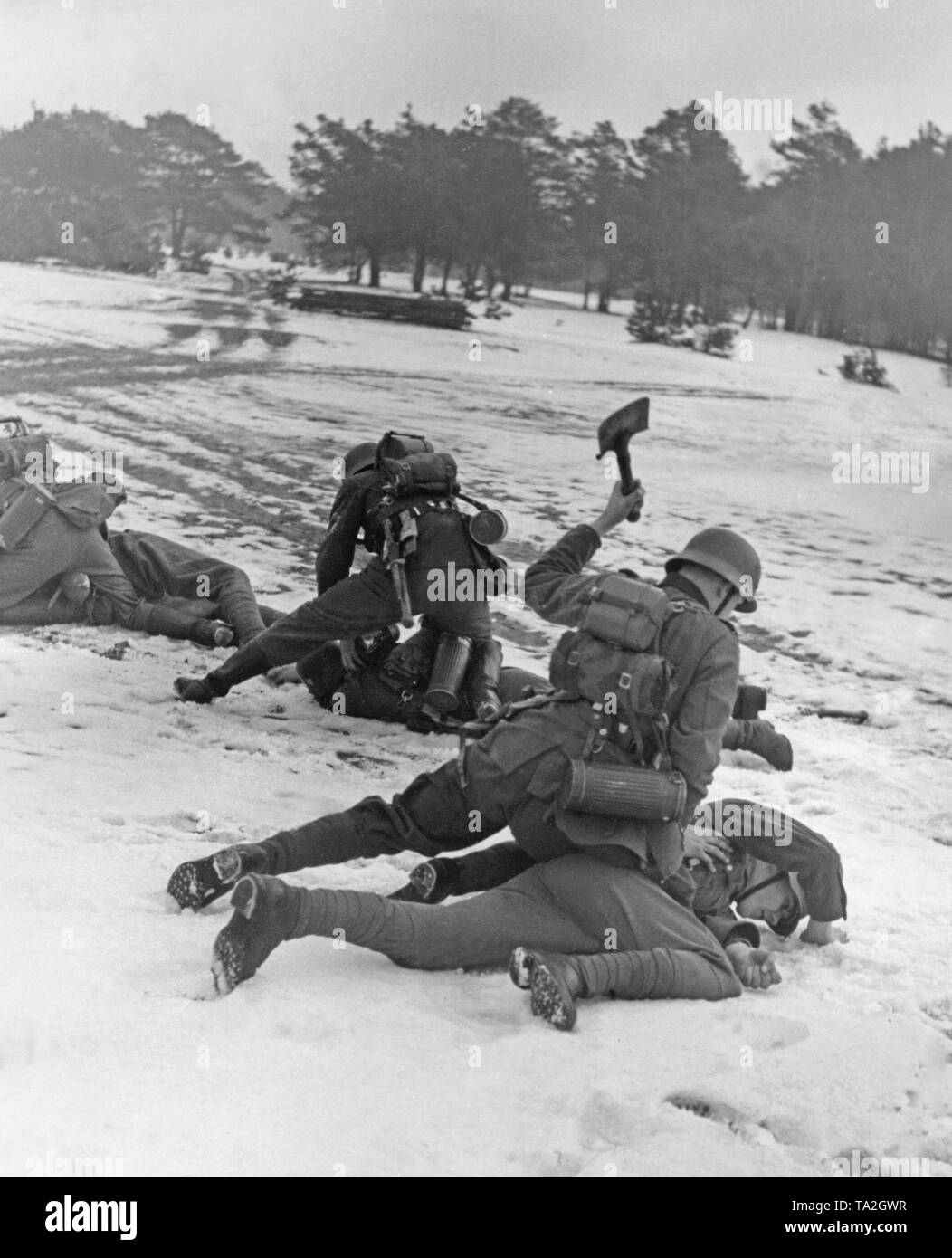 In una scuola di NCO, presumibilmente nei pressi di Berlino, soldati pratica mischia, qui con la vanga. Foto: Schwahn Foto Stock