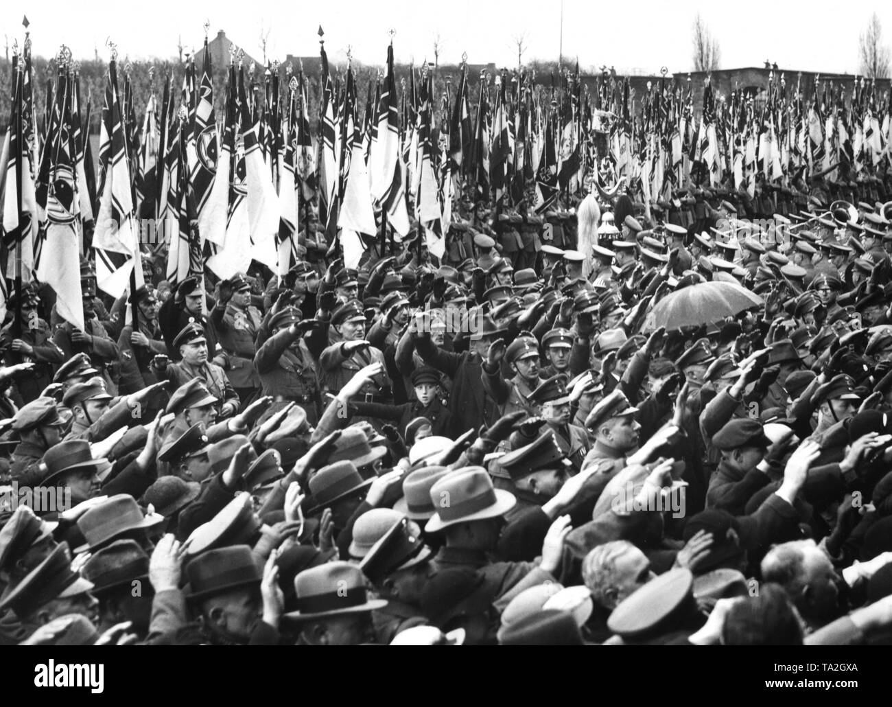 In Stadion Rote Erde (terra rossa) dello stadio di Dortmund, i partecipanti della Stahlhelmtag del Gau Dortmund cantare il Deutschlandlied (inno nazionale). Foto Stock