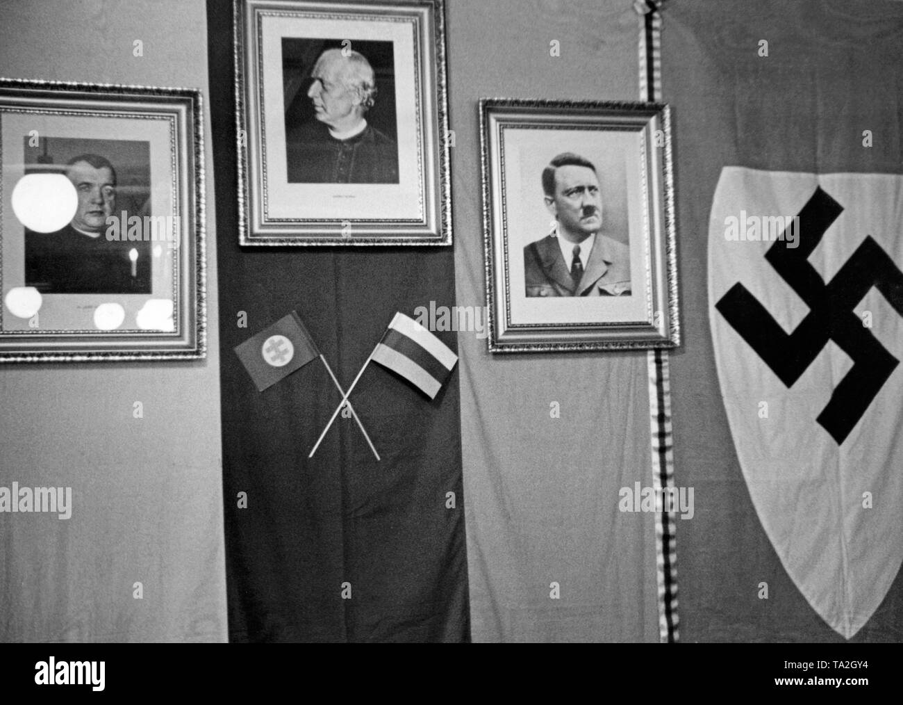 Paese capo della Guardia Hlinka a Bratislava. Ritratti di Jozef Tiso, Andrej Hlinka e Adolf Hitler appendere alla parete. La guardia Hlinka era un paramilitare organizzazione di difesa in Slovacchia dal 1938 al 1945. Foto non datata, intorno al 1939. Foto Stock