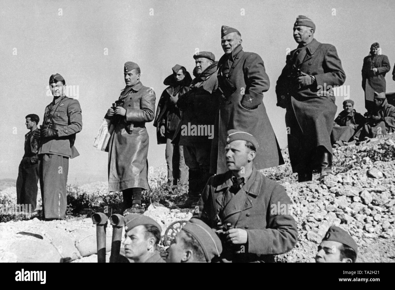 Foto del posto di comando della Legione Condor durante una delle sue ultime battaglie a Toledo il 28 marzo 1939. Tedesco e Spagnolo personale ufficiali, tra cui il comandante della legione, maggiore generale Wolfram Freiherr von Richthofen (sesto da sinistra nel suo cappotto).Un telescopio a forbice in un contrappeso posizione. Foto Stock