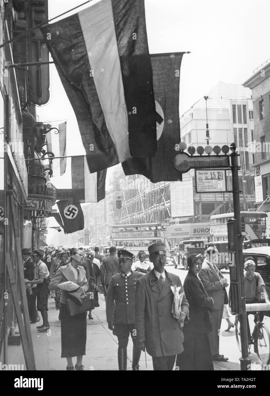 In occasione della giornata Gau del NSDAP, la città è decorata con bandiere. Qui, la Friedrichstrasse. Sullo sfondo, la Haus Friedrichstadt che è ancora in costruzione. Foto Stock