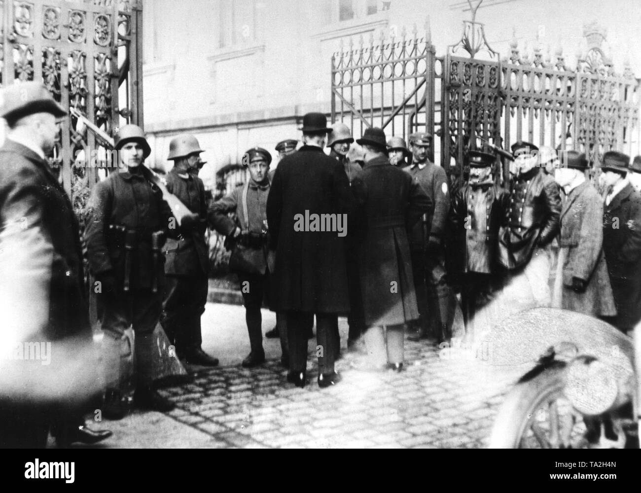 I soldati del colpo di stato il supporto di truppe alla Cancelleria del Reich a Berlino. I soldati possono appartenere alla brigata Erhardt. Foto Stock