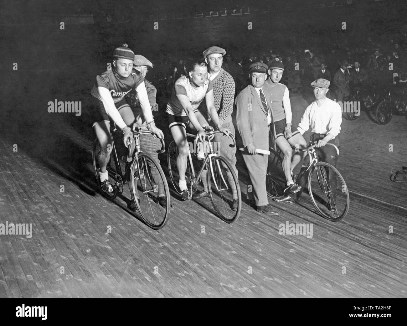 I partecipanti di una via corsa di ciclismo su pista ciclabile in Berlin Ruett-Arena sono pronti per iniziare la gara. Foto Stock