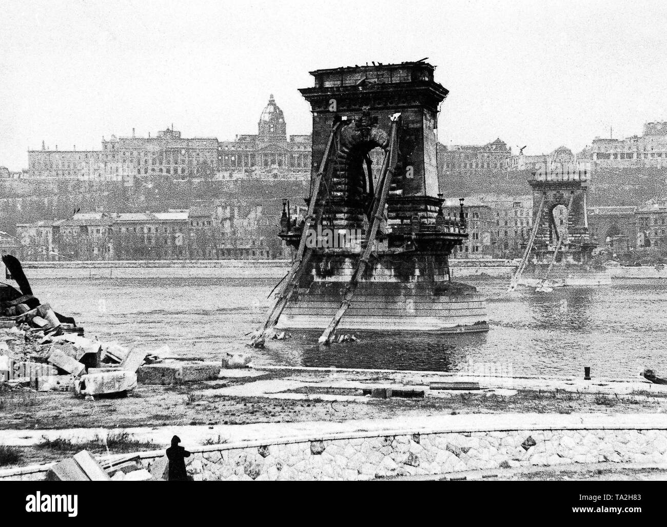 Le truppe tedesche intrappolate in Budapest ha combattuto nella speranza di sollievo letteralmente per quasi ogni casa. Quando l'Armata Rossa aveva conquistato la città, la contesa district assomigliano soltanto un cumulo di macerie. I ponti sul Danubio erano stati tutti soffiata verso l'alto. Foto Stock
