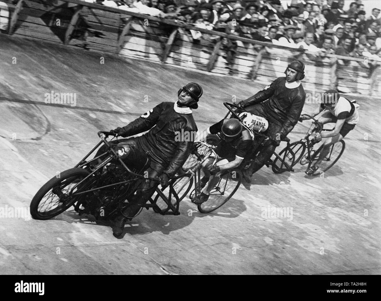 Due vie di corsa per i ciclisti con il loro stimolatori motorizzato sul Olympiabahn a Berlino presso il "Goldenes Rad' ('Golden Wheel'). Foto Stock