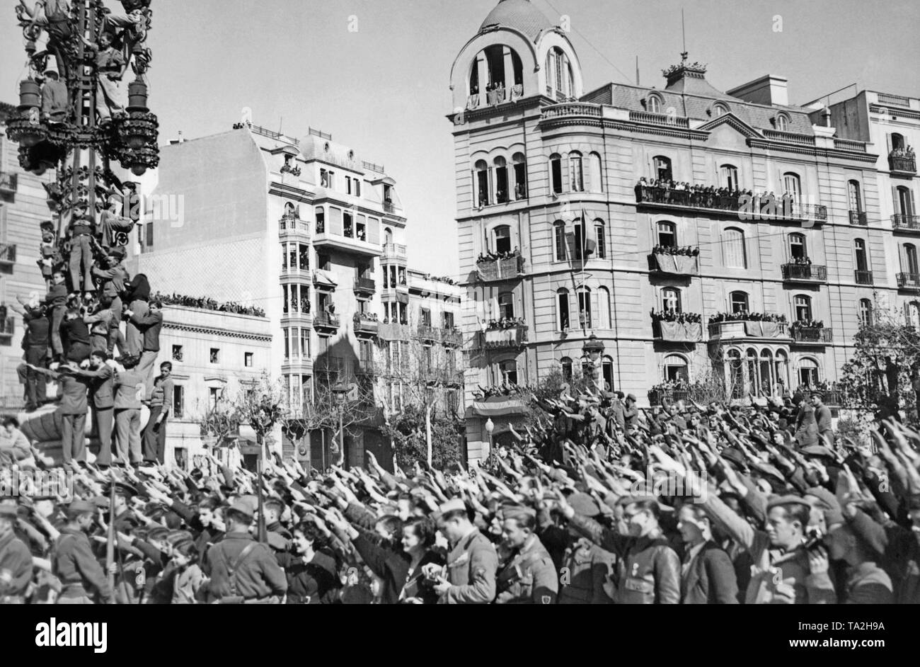 Dopo la conquista del Barcellona per la nazionale spagnola le truppe del generale Francisco Franco, il generale si è ricevuto da una folla di persone che mostra il saluto fascista alla sua entrata in Barcellona, ??Catalogna, Spagna. Foto Stock