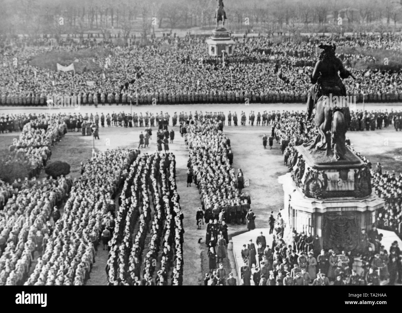 Celebrazioni sulla Heldenplatz a Vienna in occasione del quarto anniversario dell'Anschluss dell'Austria per il Reich tedesco. Foto Stock