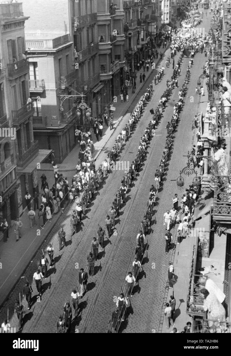 Foto di una processione funebre sulla Calle Fontanella in Barcellona, ??Catalogna, il 6 settembre 1936. Le persone sono in lutto per il defunto giornalista italiano Marius Rietti, che aveva accumulato nella parte anteriore del Tardienta, Aragona su settembre 2a. Gli abitanti sono a guardare la scena dai balconi. Foto Stock