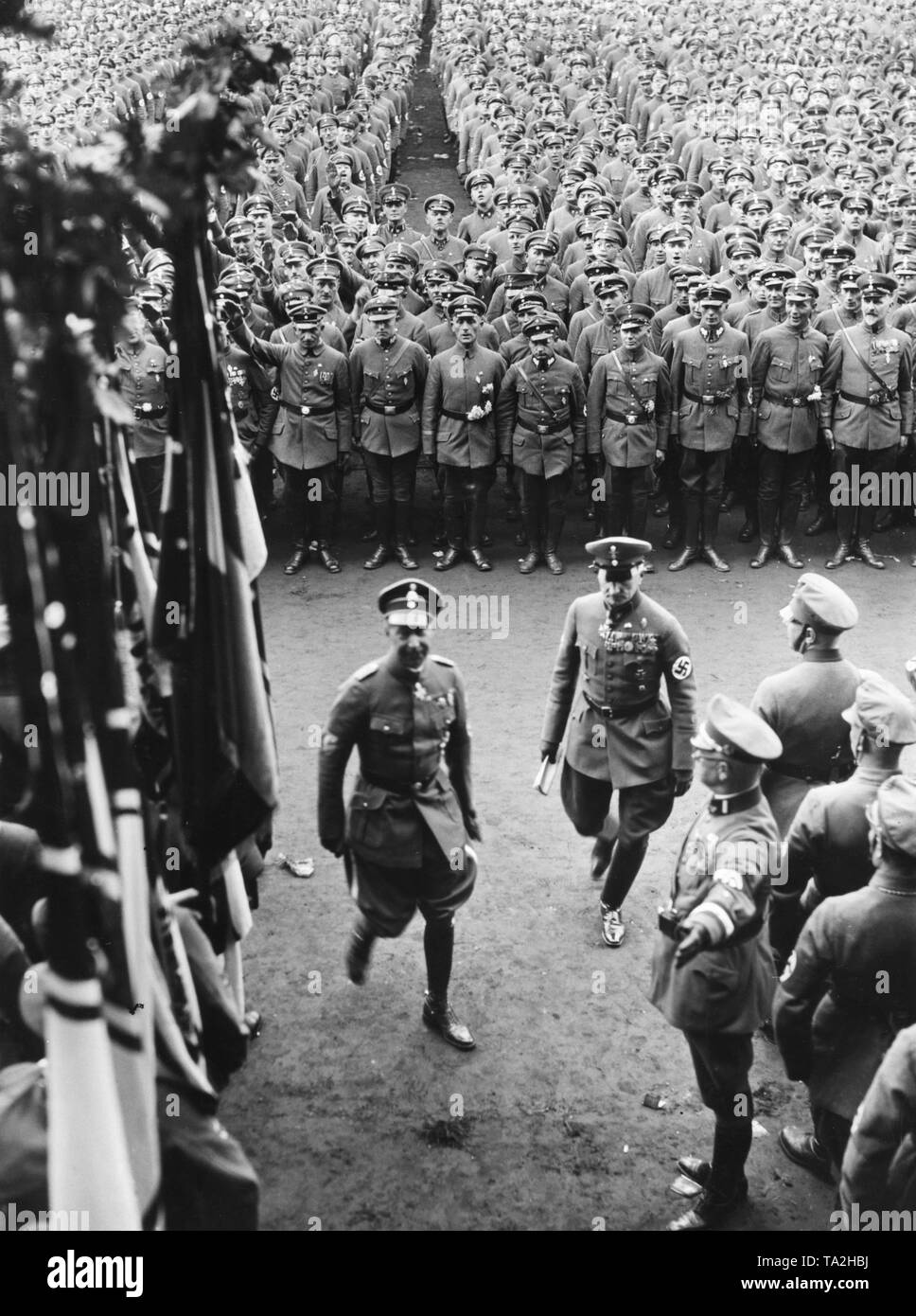 Nel 'Stadion an der Masch', una sfilata ha luogo in occasione della riunione dei responsabili del Stahlhelm di Hannover, a cui anche Wilhelm, Tedesco Crown Prince arriva. Foto Stock