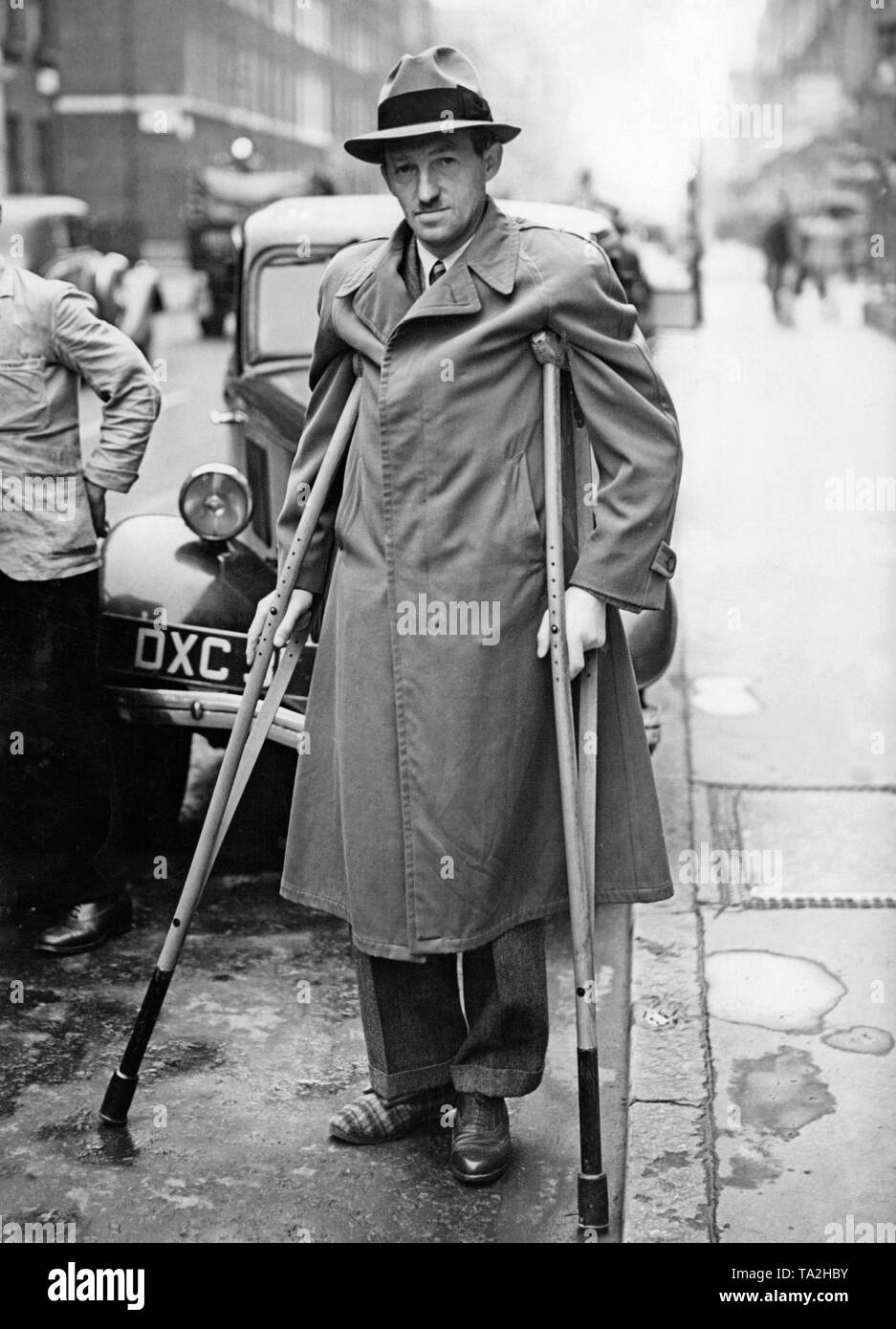 Presidente del Social Democratico Partito dei Lavoratori di Germania nella Repubblica Cecoslovacca Wenzel Jaksch con le stampelle davanti al suo hotel di Londra il 5 ottobre 1938. Lo scopo del suo soggiorno a Londra è stato a parlare ai membri del partito laburista di aiuti per i rifugiati del Sudetenland. Foto Stock
