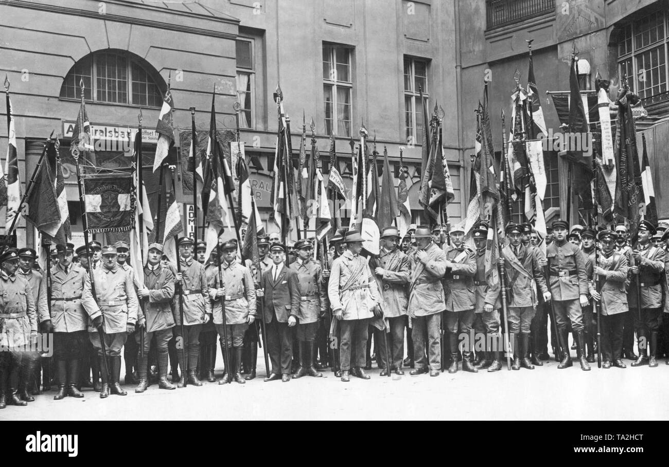 Durante la riunione del Reichslandbund (rurale nazionale League) nel Grosses Schauspielhaus (Teatro Grande), membri del dipartimento della gioventù appaiono con le loro bandierine nella parte anteriore dell'edificio. Foto Stock