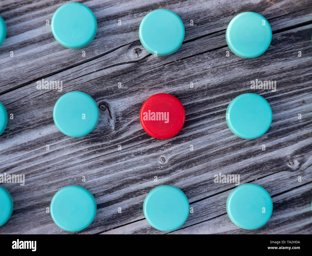 Immagine di diverso colore i tappi in plastica su sfondo di legno Foto Stock
