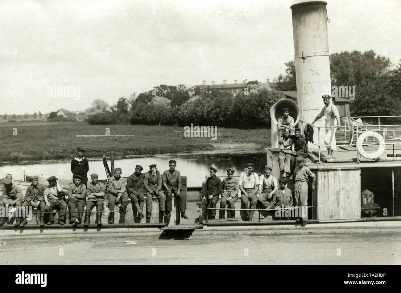 I soldati dei Freikorps " Ferro divisione", una associazione di volontariato formata da tedeschi e Tedeschi del Baltico durante il Baltico guerre di indipendenza, un'escursione di steamboat nei paesi baltici. Foto Stock