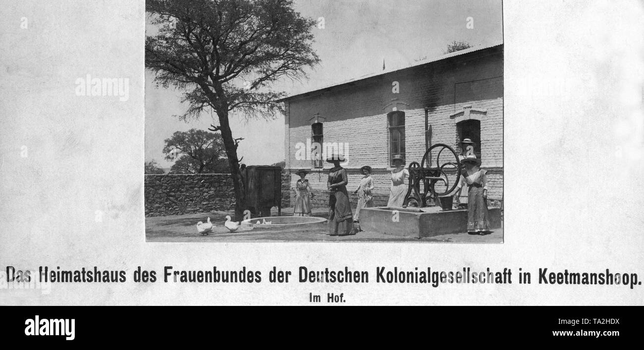 Le donne sono in piedi nel cortile della casa dell'associazione femminile del tedesco la società coloniale. La casa è stata aperta nel 1910 a Keetmanshoop, Tedesco Africa del sud-ovest. Foto Stock