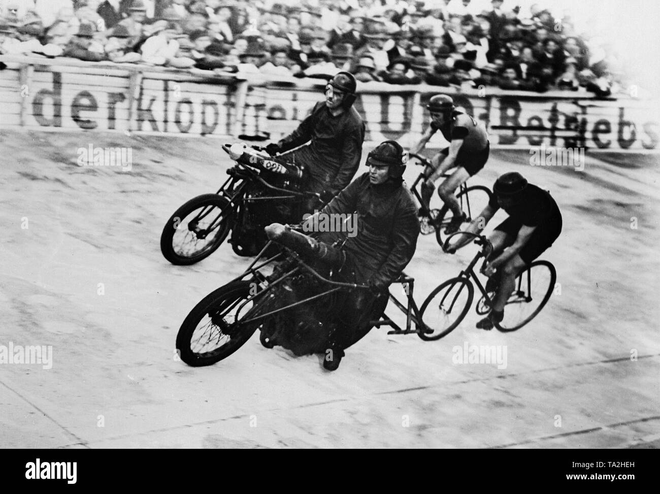 Due vie di corsa per i ciclisti con il loro stimolatori motorizzato sul Olympiabahn a Berlino in occasione del Gran Premio d'Europa. Foto Stock