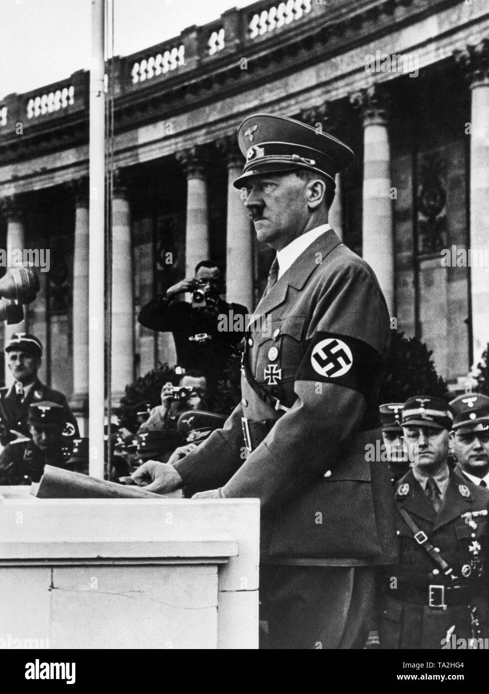 Adolf Hitler sul balcone della Hofburg al rally in occasione dell annessione dell Austria alla Germania. Foto Stock