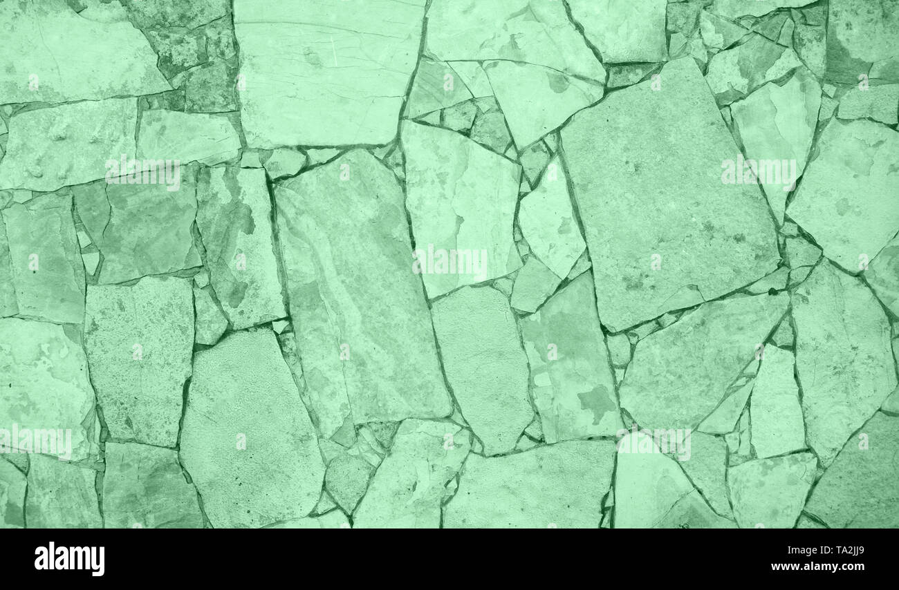 Primo piano del trendy Neo menta astratto colorato mosaico di pietra arenaria parete. Per pattern, texture e background. Colore dell'anno 2020 Foto Stock