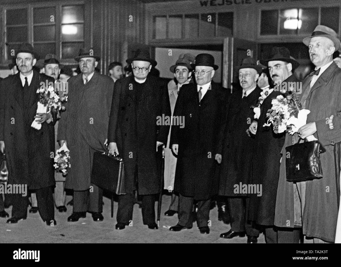 Il gruppo dei delegati Slovacca presso la stazione ferroviaria di Varsavia. Varsavia ospita un incontro internazionale. Foto Stock