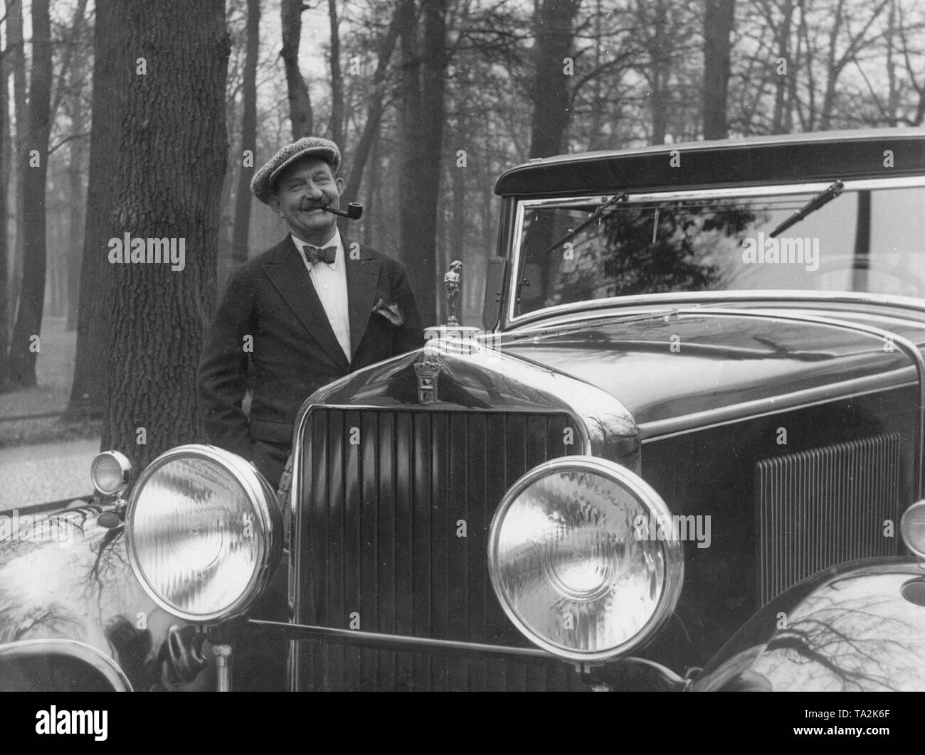 Agosto Euler, Tedesco designer di aeroplani, dietro la sua auto, una Horch. Foto Stock