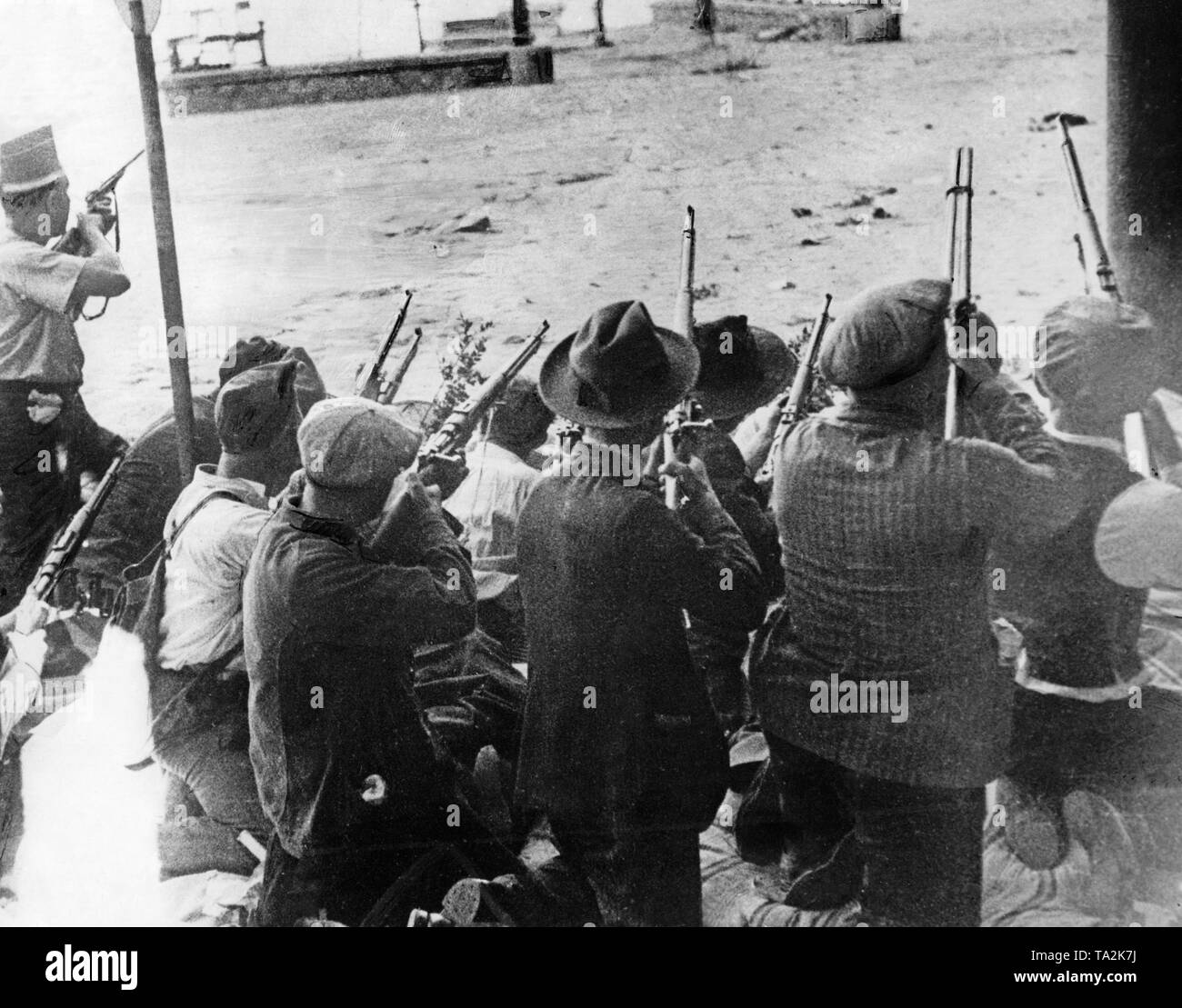 Soldati repubblicani durante l'assedio di Alcazar di Toledo in estate di 1936. I soldati hanno trincerarsi dietro una barricata. Foto Stock