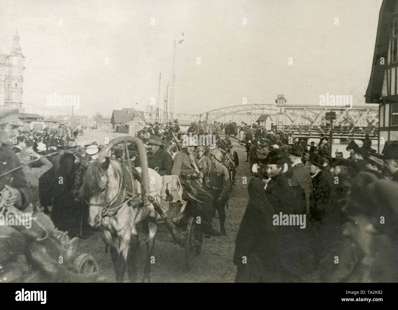 I soldati dei Freikorps " Ferro Divisione marzo nella riga sotto gli occhi della popolazione. Sullo sfondo il ponte ferroviario sul fiume Daugava. Foto Stock
