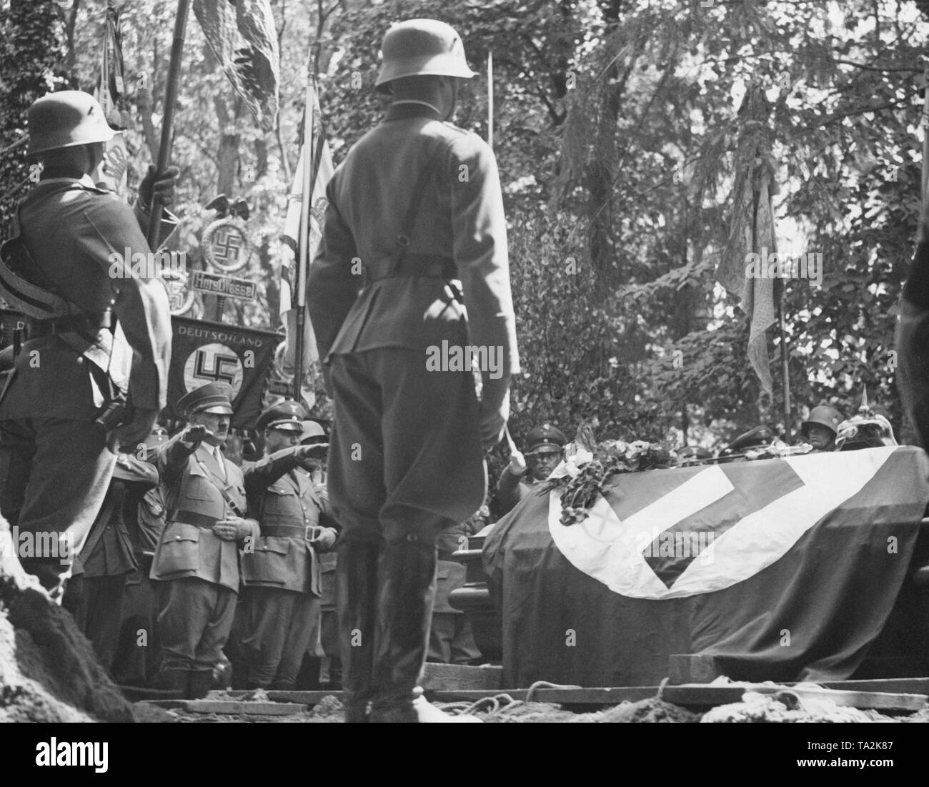 Adolf Hitler al funerale di Karl Litzmann nel cimitero di Neuglobsow vicino a Rheinsberg. Accanto a Hitler è Rudolf Hess. Sullo sfondo la SA standard 'Horst Wessel'. Foto Stock